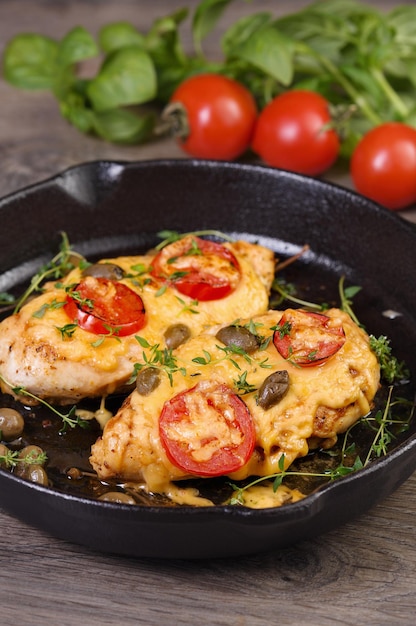 Peito de frango com queijo e tomate