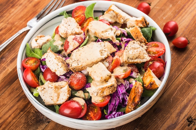 Peito de frango com salada fresca - Menu de almoço saudável. Faça dieta alimentar.