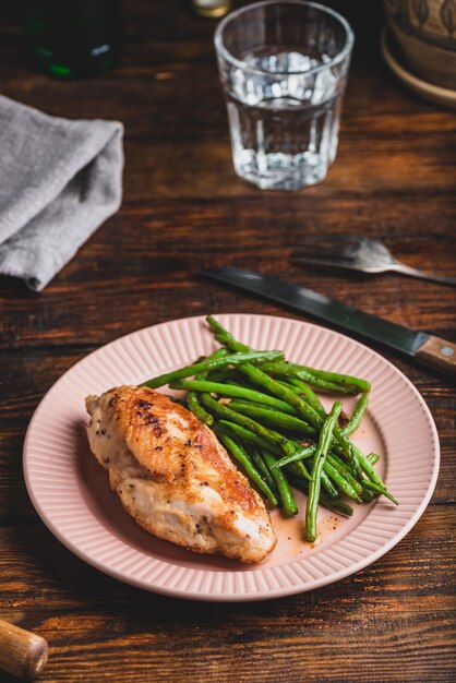 Peito de Frango Crocante Servido com Feijão Verde no Prato