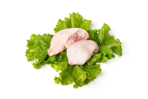 Peito de frango cru com salada em um fundo branco