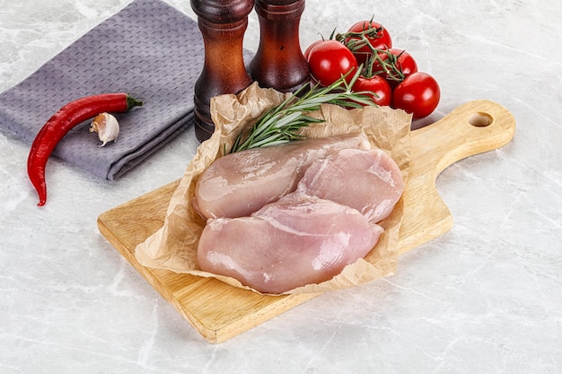 Peito de frango cru sem osso para cozinha