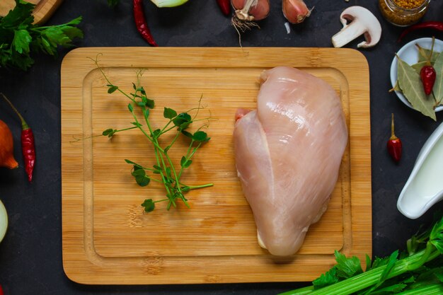 Peito de frango, filés de carne crua e outros ingredientes