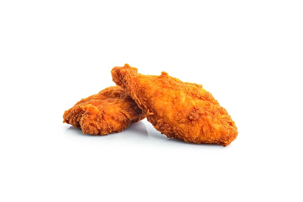 Peito de frango frito delicioso crocante isolado no fundo branco