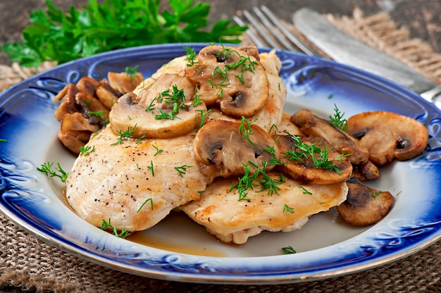 Foto peito de frango grelhado com cogumelos