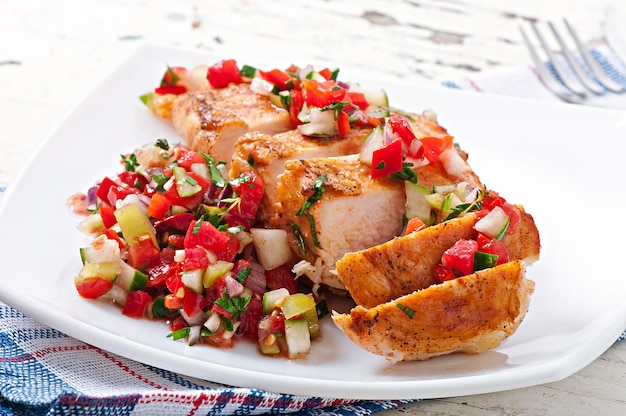 Peito de frango grelhado com molho de tomate fresco