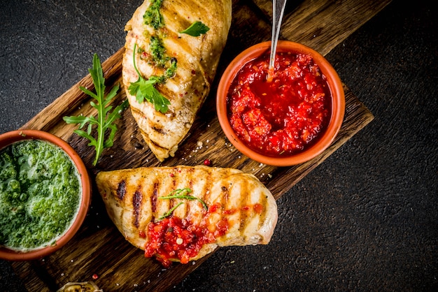 Peito de frango grelhado com molho picante, tomate e ervas