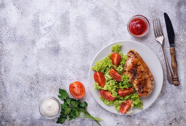 Peito de frango grelhado com salada de legumes