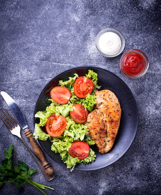 Peito de frango grelhado com salada de legumes