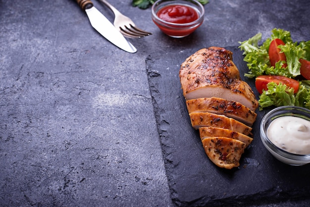 Peito de frango grelhado com salada de legumes