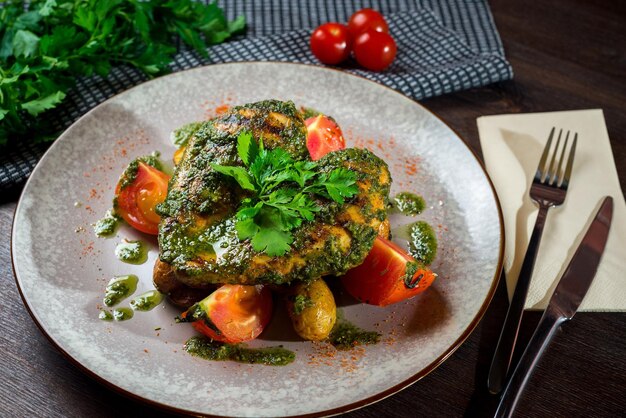 Peito de frango grelhado em forma de coração com tomates frescos e molho chimichurri