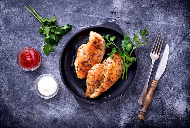 Peito de frango grelhado ou filé na panela de ferro