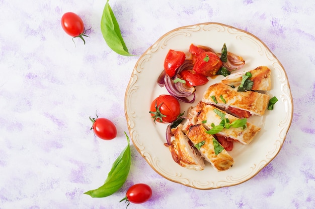 Peito de frango grelhado recheado com tomates, alho e manjericão