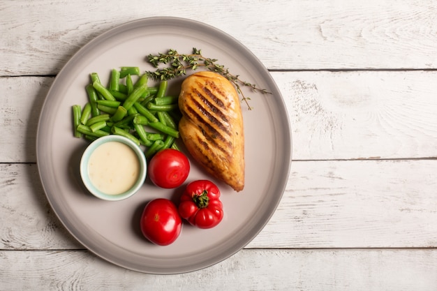 Peito de frango grelhado saudável marinado servido com legumes