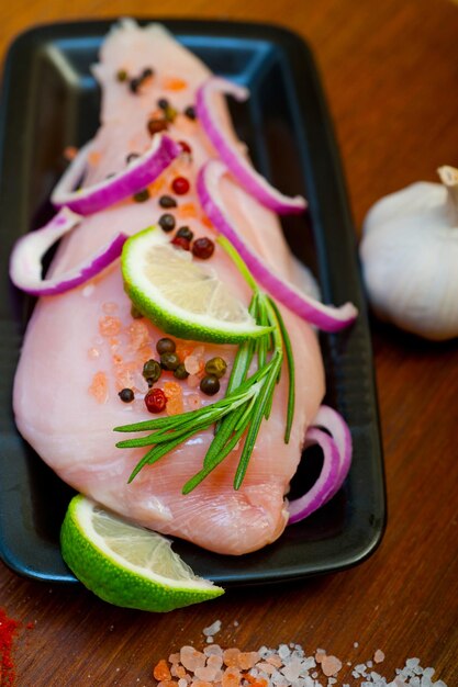 Foto peito de frango orgânico fresco com ervas e especiarias