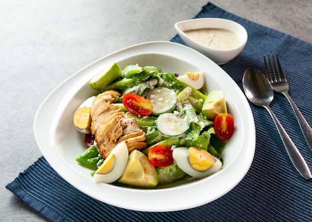 Peito de frango salada fresca com rúcula e tomate cereja