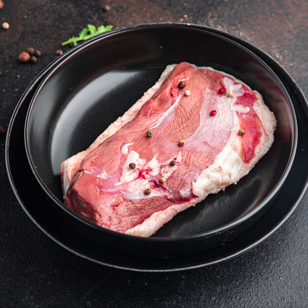 Peito de pato carne crua porção fresca pronta para cozinhar refeição lanche na mesa cópia espaço comida