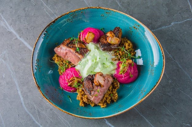 Peito de pato com bulgur frito e polpa de beterraba