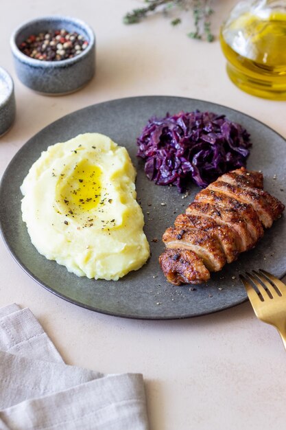 Peito de pato com puré de batata e couve roxa