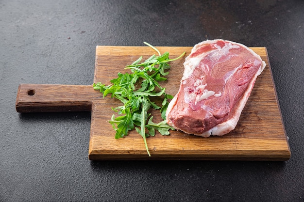 Peito de pato cru carne de frango porção fresca pronta para comer refeição lanche na mesa cópia espaço comida