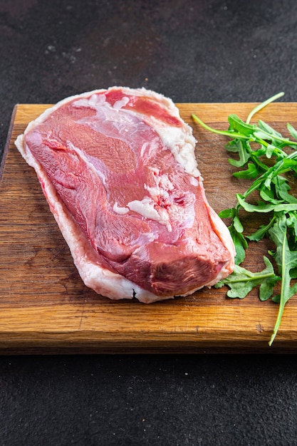 Peito de pato cru carne de frango porção fresca pronta para comer refeição lanche na mesa cópia espaço comida