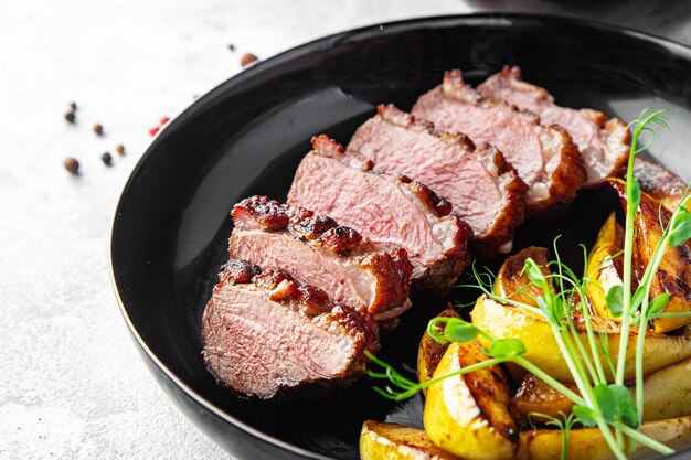 peito de pato e guarnição do segundo prato porção fresca pronta para comer refeição lanche na mesa