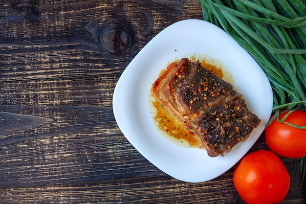 Peito frito picante com camadas de bacon assado com ervas e páprica com tomate vermelho e cebola