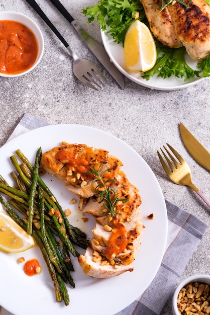 Peitos de frango grelhados com aspargos e limão