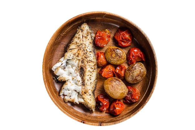 Peixe alabote assado com tomate assado e batata em placa de madeira Isolado no fundo branco