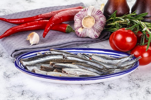 Peixe-anchoa em conserva no prato