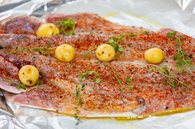 Peixe anchova tradicional Pomatomus saltador temperado pronto para ser assado no forno