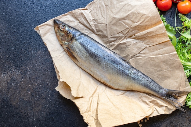 Peixe arenque cru em uma assadeira