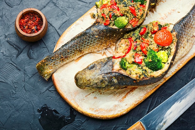 Peixe assado de frutos do mar recheado com brócolis, quinua e tomate