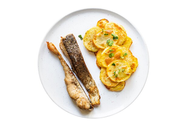 Peixe assado e fatia de batata frita enfeitam frutos do mar com refeição dietética ômega