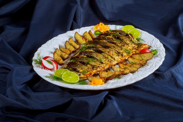 Peixe assado grelhado com batatas no forno