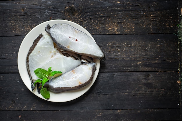 Peixe bagre pedaço de marisco bife cru comida saudável refeição cópia espaço comida fundo rústico vista superior