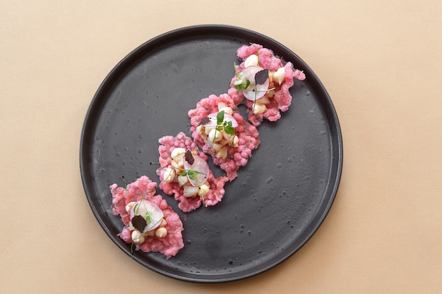 Peixe branco defumado com chips de tapioca, fundo bege, vista de cima