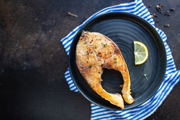 Peixe branco frito carpa prateada peixe de água doce comida vegetariana dieta pescetarian