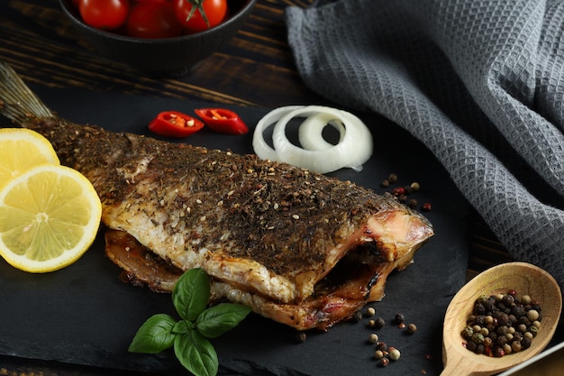 Peixe carpa frito com legumes tomate e limão