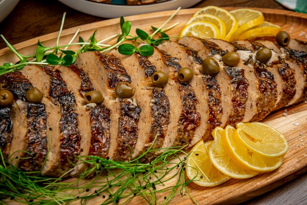 Peixe carpa recheado em um restaurante