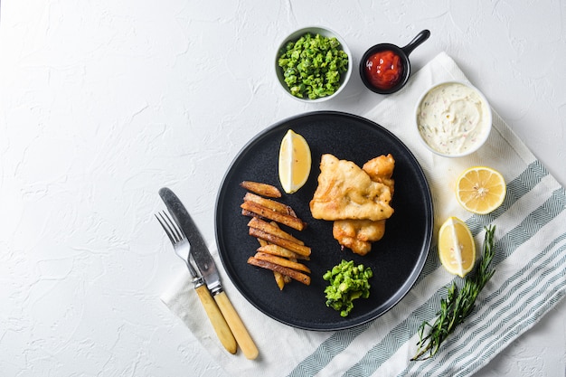 Peixe com batatas fritas com molho tártaro e ervilhas