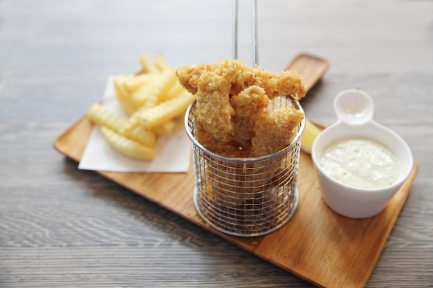 Peixe com batatas fritas em close-up