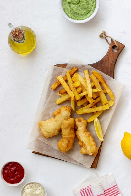 Peixe com batatas fritas em uma mesa branca. Fast food britânico. Receitas Lanche para cerveja. Comida tradicional britânica.