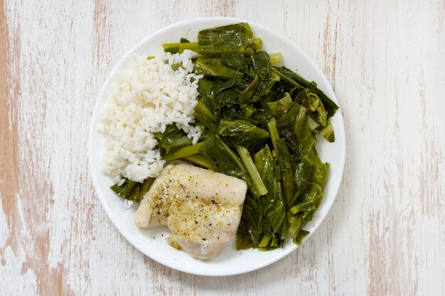 Peixe cozido com arroz e couve na chapa branca