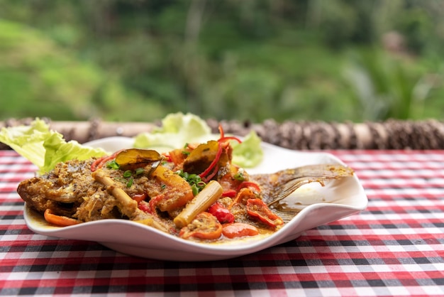 Peixe cozido com molho picante Comida tradicional balinesa