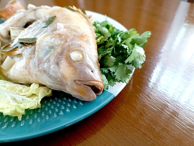 Peixe cozido no vapor com chili lime saucethai comida tailandesa tradicional estilo tailandês peixe cozido no vapor na mesa cl