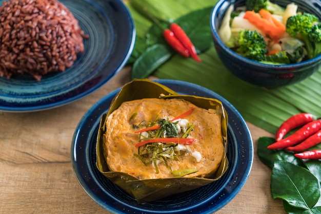 Peixe cozido no vapor com pasta de curry e arroz berry