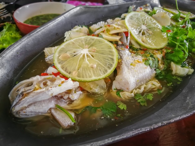 Peixe cozido no vapor em molho de limão