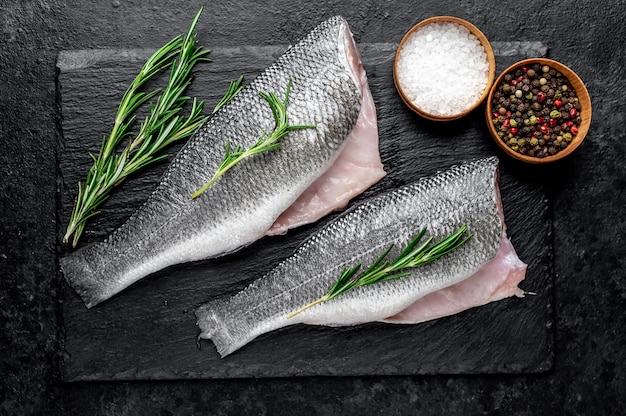 peixe cru com especiarias em uma mesa de pedra