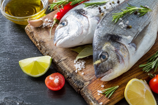 Peixe cru e ingredientes