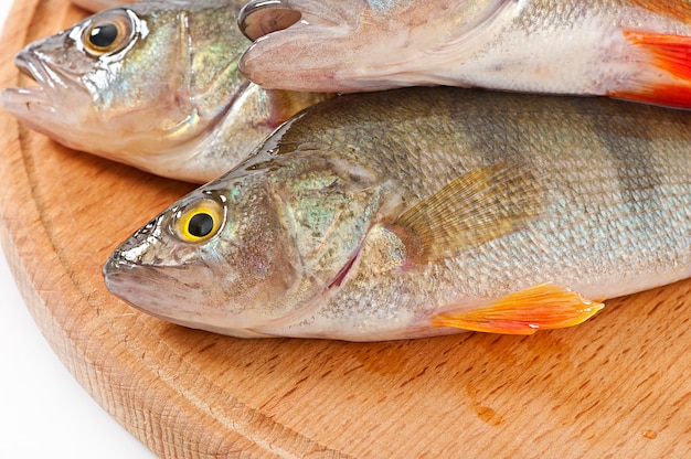 Peixe cru em uma placa de corte isolada